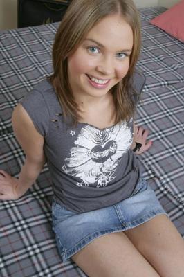 貧乳のかわいい美女 Sandy K がベッドで甘いマフをおもちゃにする