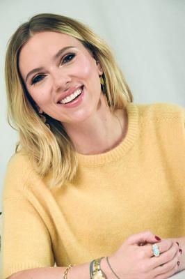 Mamá caliente Scarlett Johansson con un suéter y jeans