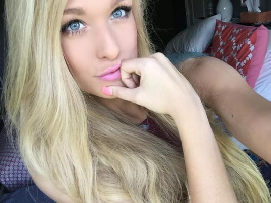 Hermosa chica rubia con pezones perforados