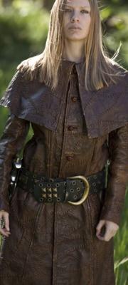 戦いの敗北後に体を露出させられた女戦士