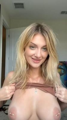 彼女の素晴らしいおっぱいを点滅させるブロンド