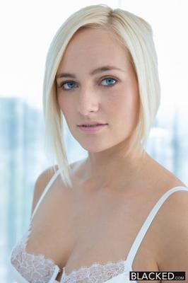 ケイト・イングランド - ブロンドの妻が黒人の友人とセックス