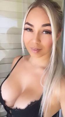 パンストを履いたホットなブロンド美女レクシー