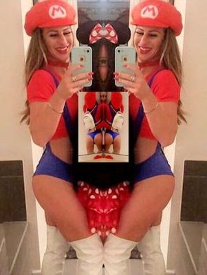 Девушка в бикини Mario Thong хочет, чтобы ты погладил твой волшебный гриб