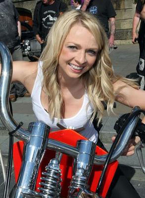 金髪ヤリマンバイク美女