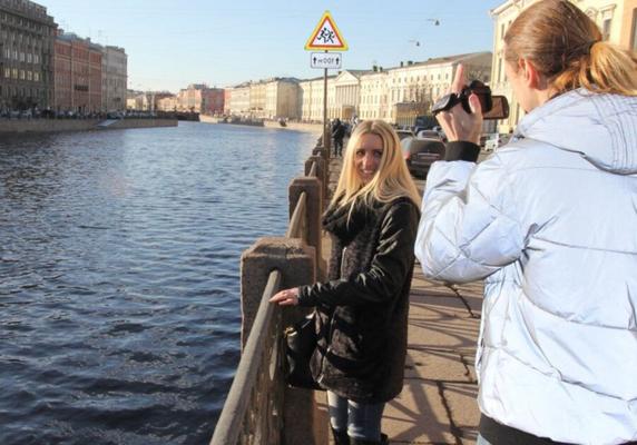 Горячую блондинку сняли и согласились удвоить команду двух парней
