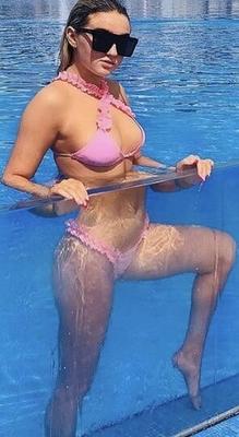 Random vacation hotties in tiny bikinis
