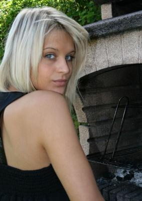 Blonde Beauty Viki shows off her Bare Feet