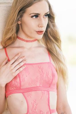 Small breasted Emma Starletto wants a meaningful boning.
