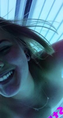 Snapchatの金髪十代の少女を公開