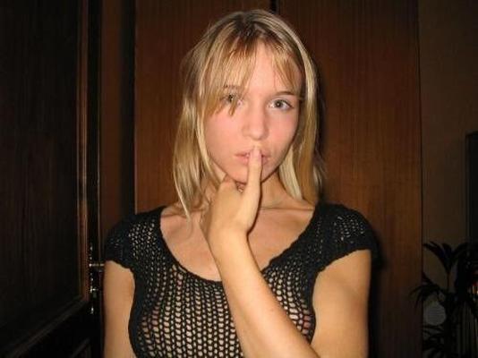 小さなはつらつとしたおっぱいを持つ金髪の可愛い人。