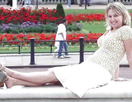 Блондинка-белая шлюшка выставила напоказ раздвигающую задницу с широкими большими сиськами