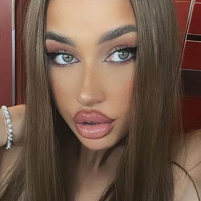 ルーマニアのふしだらな女ヴァレンティーナ・エマヌエラ