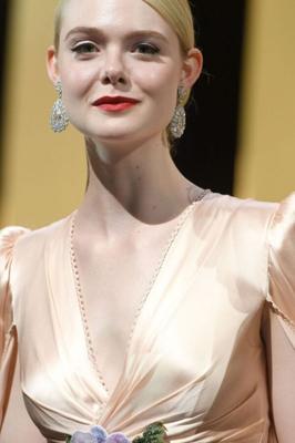 セレブのエル・ファニングが品位を傷つけるために性交