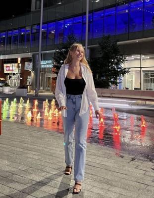 彼女はとてもセクシーに見えます ????