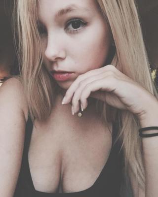 Big-Titted Blonde - therealmelaniee instagram