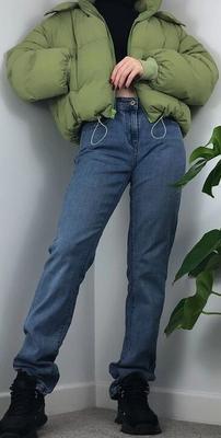 コメントを求めてジーンズ姿でポーズをとる妻のジェニー