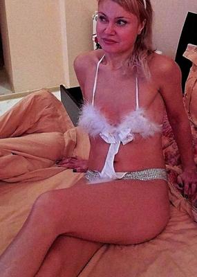 Slender bitch with empty tits