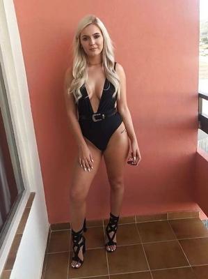コメントをお待ちしている超熱いブロンドのティーンふしだらな女