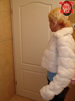 成熟したブロンドのトイレのふしだらな女が小便をして吸う