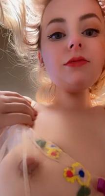 おっぱいを点滅させるブロンド
