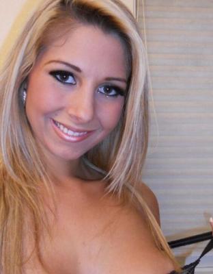 Rubia caliente alexis