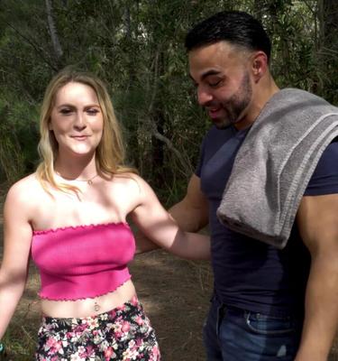 湖で屋外でセックスする巨乳のブロンドの女の子