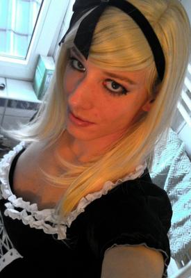 ブロンドが服を着ているがセクシーである可能性があります