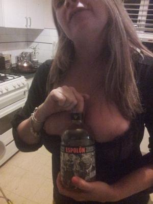 彼女の巨大なおっぱいを披露する酔った金髪のふしだらな女