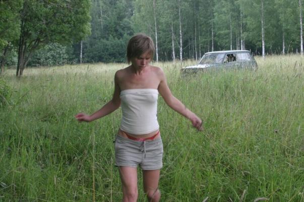 彼女の素敵なプッシーギャップで屋外でおしっこをするブロンドの素人-EXHIB