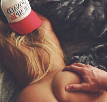 本当にホットなMAGAトランプ美女と彼女のハンサムなボーイフレンド。 