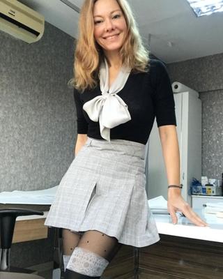 ナイロンとレギンスを履いた妻