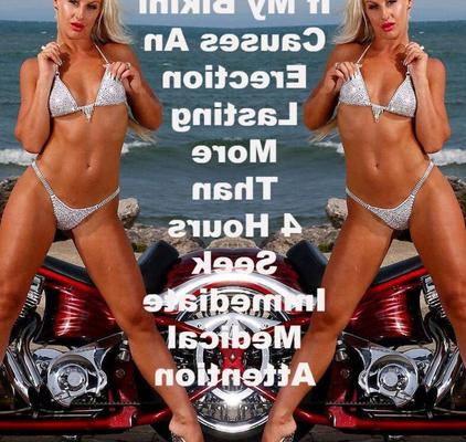 Сара Динс в мотоциклетном бикини хочет покататься на стриптизерше, а не на велосипеде