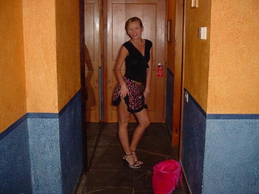 セクシーなブロンドの休暇の写真