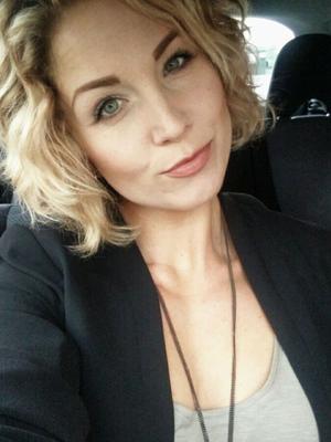 Cate - エッチなコメントをくれるタイトなブロンドママ