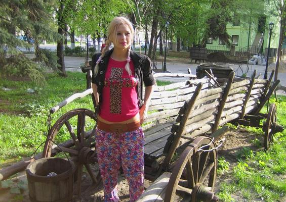 blondinka guljaet golyshom