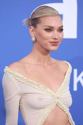エルサ・ホスクのおっぱいは、薄手のドレスamfarカンヌを微調整します