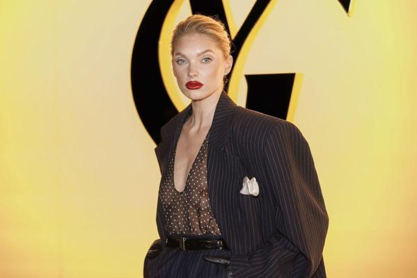 パリファッションウィークでのYSLショーのエルサホスク