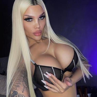 Perfect Bimbo chav Goddess Shay pour exploser si fort