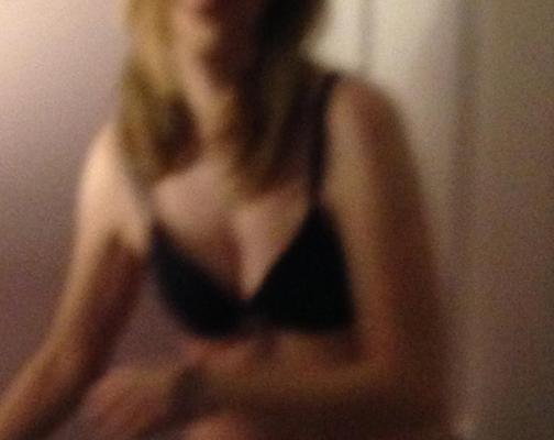 この熟女のブラジャーをオフにしたいですか