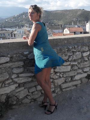 Lisa se promene sans culotte en Corse