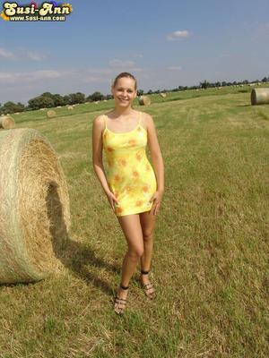 Susi Ann German Teen в сеновом поле