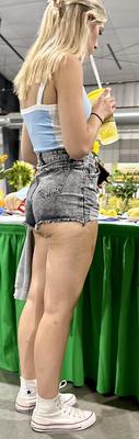 ああ、フェアでの10代のお尻...