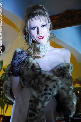 Me arrodillo por: Karin von Kroft, Mistress T, Beretta James,