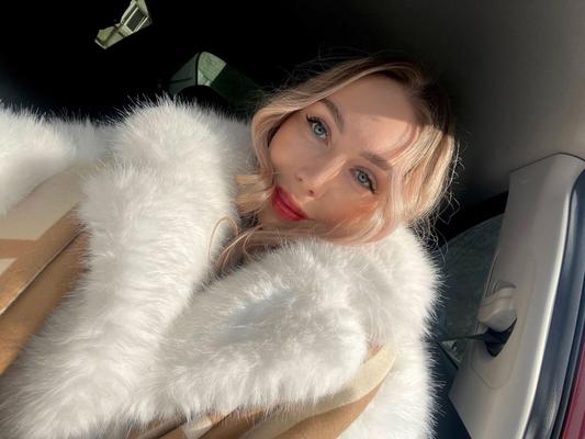 Selfie einer schönen blonden Prostituierten