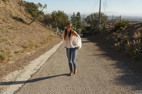 Zishy Gracie Thimble Blue Jeans y Red Bra (NN)