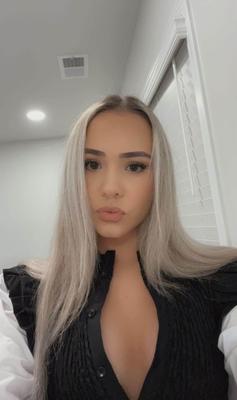 AGNESA adora tirar selfies.
