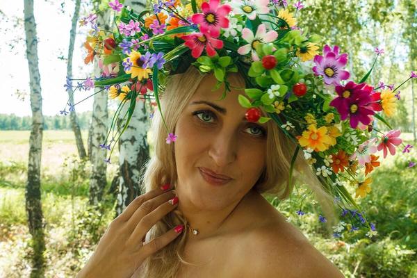 Blonde Anzhelika im Gras