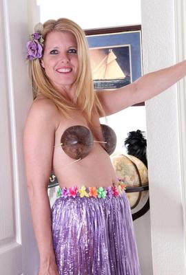 Stunning blonde milf with a smooth cunt and nice tits gail