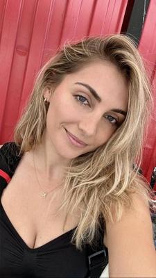 Emelia Sexy Beauty Curvy Blonde YouTuber Mechanic Girl Mixed Hot